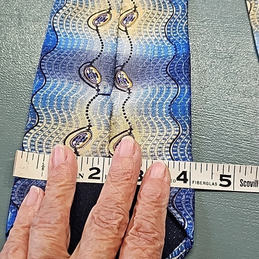 ENRICO CAPUCCI mens 100 % silk hand made tie. New York Rome. Blue/gold. 60 X‎ 4